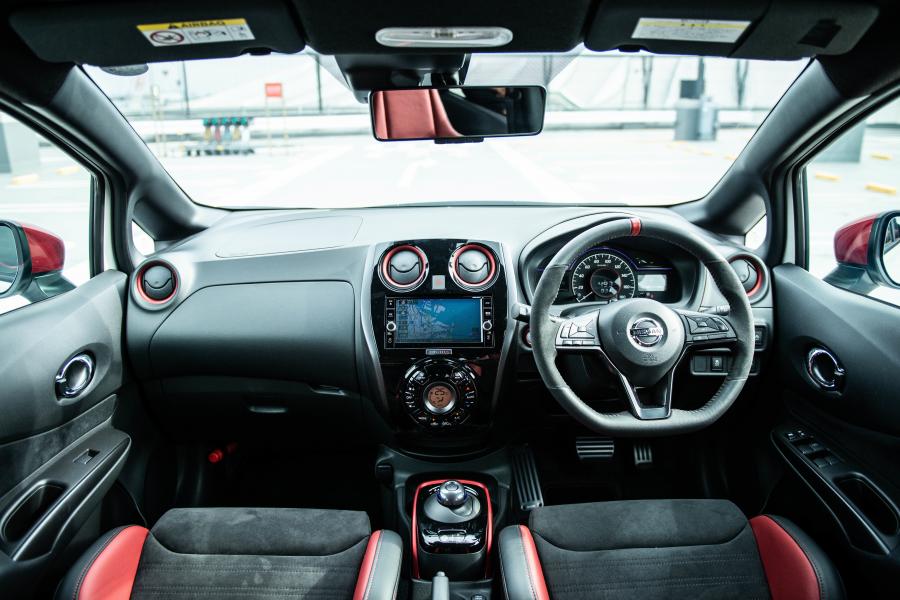 Торпедо Nissan Note e-POWER Nismo (E12) 2016 года  (фото 22 из 24)